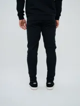 Pantalón jogger deportivo Umbro para hombre, de color negro, corte ajustado, con bolsillos laterales y cintura elástica con cordón ajustable.