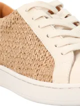 Zapatillas urbanas Hush Puppies modelo Merano, combinan cuero sintético color crema con paneles laterales de tejido tipo rafia. Presentan suela de goma blanca con tecnología Flex para mayor comodidad y cordones al tono.