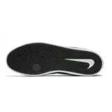 Championes Nike SB Check Solar Canvas de corte bajo, confeccionados en lona resistente de color negro. Presentan el icónico logo Swoosh en contraste blanco en los laterales y una suela de goma vulcanizada blanca que proporciona excelente agarre y durabilidad.