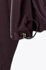 Sudadera con capucha y manga larga, con cierre frontal de cremallera, bolsillos delanteros de doble vivo y bajo ajustable con elástico interior.