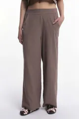 Pantalón de vestir color chocolate, de corte ancho y tiro alto, con bolsillos laterales.