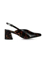 Zapato destalonado con taco bloque y punta fina, confeccionado en cuero con estampado carey. Cuenta con una tira ajustable en el talón con hebilla metálica.