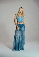 Corset de mujer confeccionado en denim con efecto lavado, escote cuadrado, tirantes anchos y diseño estructurado con costuras verticales que enmarcan la silueta.