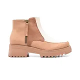 Bota corta color beige con puntera y talón en cuero color marrón, lateral externo en gamuza color marrón y lateral interno en cuero color blanco. Tiene cierre lateral y suela track.