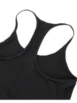 Musculosa deportiva Under Armour de corte holgado, con diseño de espalda deportiva y tirantes con logo de la marca. Presenta un tejido ligero y transpirable con aberturas laterales en el bajo.