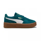 Championes Puma modelo Palermo Elevata, con diseño de plataforma en color suela. El cuerpo del calzado es de gamuza en tono verde azulado, con la clásica franja lateral de la marca en color blanco y detalles dorados en la lengüeta y el lateral.