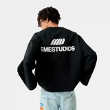 Camiseta de manga larga negra con corte "boxy fit" y estampado blanco en la espalda con el logo de "EMESTUDIOS".