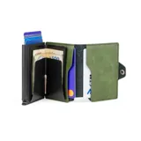 Billetera tipo tarjetero de cuero negro con caja de aluminio interna y sistema de deslizamiento para tarjetas. Cuenta con cierre mediante broche a presión.