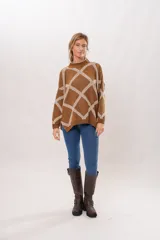 Sweater marrón con diseño de rombos color crema, cuello alto y mangas largas abullonadas.