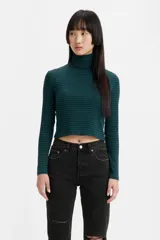 Remera de cuello alto y manga larga, con diseño cropped y estampado de rayas horizontales en tonos verde y negro.