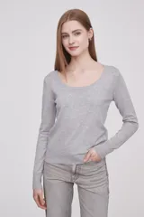Sweater de manga larga color gris, de tejido fino y corte ajustado al cuerpo, con cuello redondo.