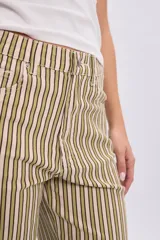 Pantalón de corte recto y holgado con estampa a rayas verticales en tonos verde, beige y marrón. Cuenta con cintura elástica y bolsillos laterales.