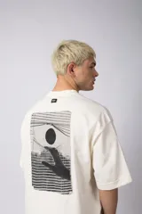 Remera negra de corte oversize con cuello redondo y mangas cortas. Estampado pequeño en el frente y parche estampado en la espalda.