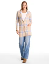 Cardigan tejido de corte recto con estampado a cuadros, cuello con solapa y cierre frontal con botones. Cuenta con bolsillos aplicados en la parte delantera.