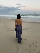 Vestido largo marrón de crepe texturizado, con cuello halter fruncido, diseño holgado y falda larga con vuelo.