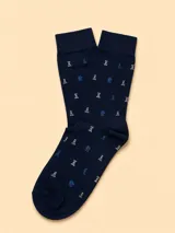 Medias de algodón color azul marino con estampado de piezas de ajedrez en tonos gris y azul claro.