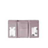 Billetera plegable Rip Curl color lila o malva, con relieve de conchas marinas y logo Rip Curl grabado en la solapa frontal.