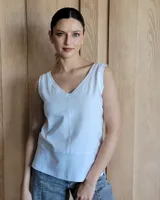 Musculosa de algodón con cuello en V y costura central vertical. Presenta un diseño de corte recto con un panel inferior diferenciado y pespuntes visibles.