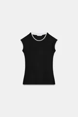 Camiseta slim fit de hilatura con modal, color negro, con cuello redondo y mangas cortas. Presenta detalle de aplicación de tejido en color blanco en el cuello y sisas, generando un efecto doble.