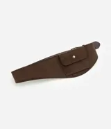 Cinturón ancho de gamuza sintética color marrón, con bolsillo frontal con solapa, hebilla metálica y cierre ajustable.