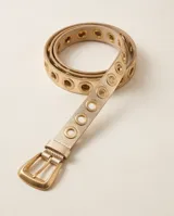 Cinto de dama color dorado metalizado, con perforaciones circulares a lo largo de la correa y hebilla metálica rectangular a juego.