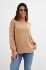 Sweater de tejido liso color camel, manga larga y escote en V con borde deshilachado. Presenta puños y cintura con punto acanalado.