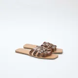 Sandalias planas marrones con diseño de tiras cruzadas y estampado efecto piel de serpiente, punta cuadrada y suela baja.