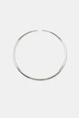 Collar tipo choker rígido de diseño minimalista y acabado metálico plateado.