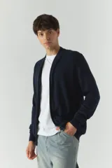 Campera tejida azul marino con textura en el frontal, escote redondo y puños.