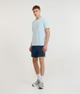 Bermuda deportiva Get Over para hombre, confeccionada en microfibra texturizada azul marino, con cintura elástica, cordón ajustable y bolsillos laterales.