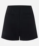 Short de sastre negro de tiro medio, confeccionado en crepé con caída estructurada y diseño evasé.