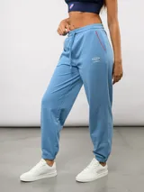 Pantalón de piqué recto color azul marino, con cintura elástica y cordón ajustable. Presenta el escudo del Club Nacional de Football en el muslo izquierdo y el logo de Umbro en el muslo derecho.
