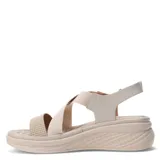 Sandalias de plataforma con tiras cruzadas elásticas y tira frontal con textura geométrica. Cuenta con ajuste de velcro en el talón y suela ergonómica.