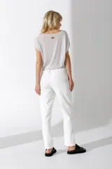 Pantalón blanco con estampado de pequeños puntos plateados.