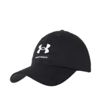 Gorra Under Armour modelo Branded, color negro con el logo de la marca bordado en blanco en el frente y una etiqueta pequeña con el texto "Under Armour" debajo.