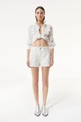 Short de jean blanco, corte mom, con estrellas bordadas a tono en el lateral y ruedo doblado.