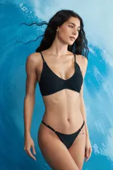 Top de bikini blanco con diseño triangular y detalle fruncido en el centro, con tirantes finos regulables.