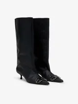 Botas de caña alta y extra ancha de Diesel, modelo D-Venus 40 KB Tube, confeccionadas en cuero vacuno con acabado envejecido. Presentan punta afilada, taco fino y detalle metálico del logo Oval D en la puntera.