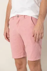 Bermuda de corte clásico confeccionada en una mezcla de ramio y algodón, con cierre de botón y bolsillos laterales.
