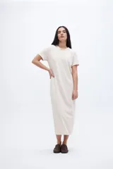 Vestido largo color crudo con rayas horizontales finas en color marrón claro, corte recto y mangas cortas.