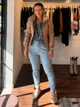 Pantalón de bengalina elástica con cintura elástica y cordón de ajuste, bolsillos laterales y botamangas con dobladillo.