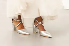 Zapato de tacón ancho color rosa viejo, de tela tipo terciopelo, con puntera fina y tiras cruzadas sobre el empeine.