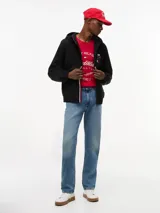 Cortavientos negro con capucha fija, cierre frontal de cremallera con cinta distintiva y puños elásticos. Presenta logos de la colaboración Cadillac Formula 1 Team en el pecho y diseño de corte regular.