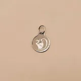 Dije circular de plata 925 con diseño grabado de un gato sentado.