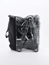 Patines clásicos negros con ruedas negras y cordones blancos.