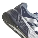 Championes de running Adidas modelo Questar 2, color celeste con detalles en azul marino y plateado. Presentan mediasuela con tecnología Bounce para mayor amortiguación y parte superior de malla transpirable.