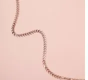 Gargantilla choker color oro rosa con diseño de espiga labrada.