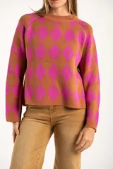 Sweater de punto con diseño de rombos en colores fucsia y tostado, cuello redondo y mangas largas.