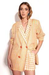 Short de lino a cuadros color naranja y blanco, estilo sastrero con calce holgado.