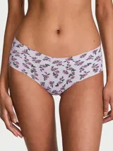 Bombacha tipo cheeky sin costuras, color lila con estampado de rosas rosadas y hojas verdes, de tiro bajo.